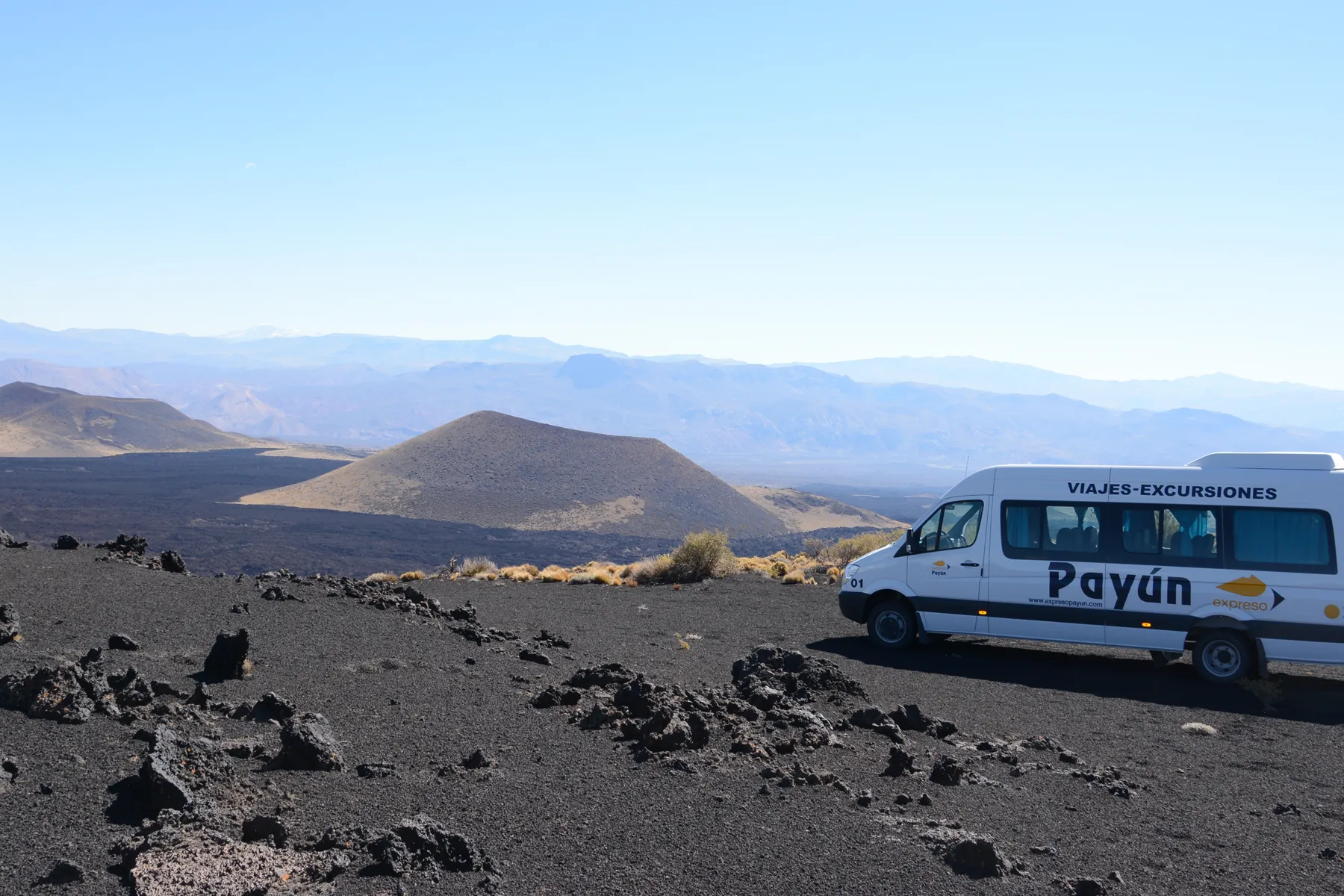 Unidad de Expreso Payún en el paisaje de La Payunia, Malargüe